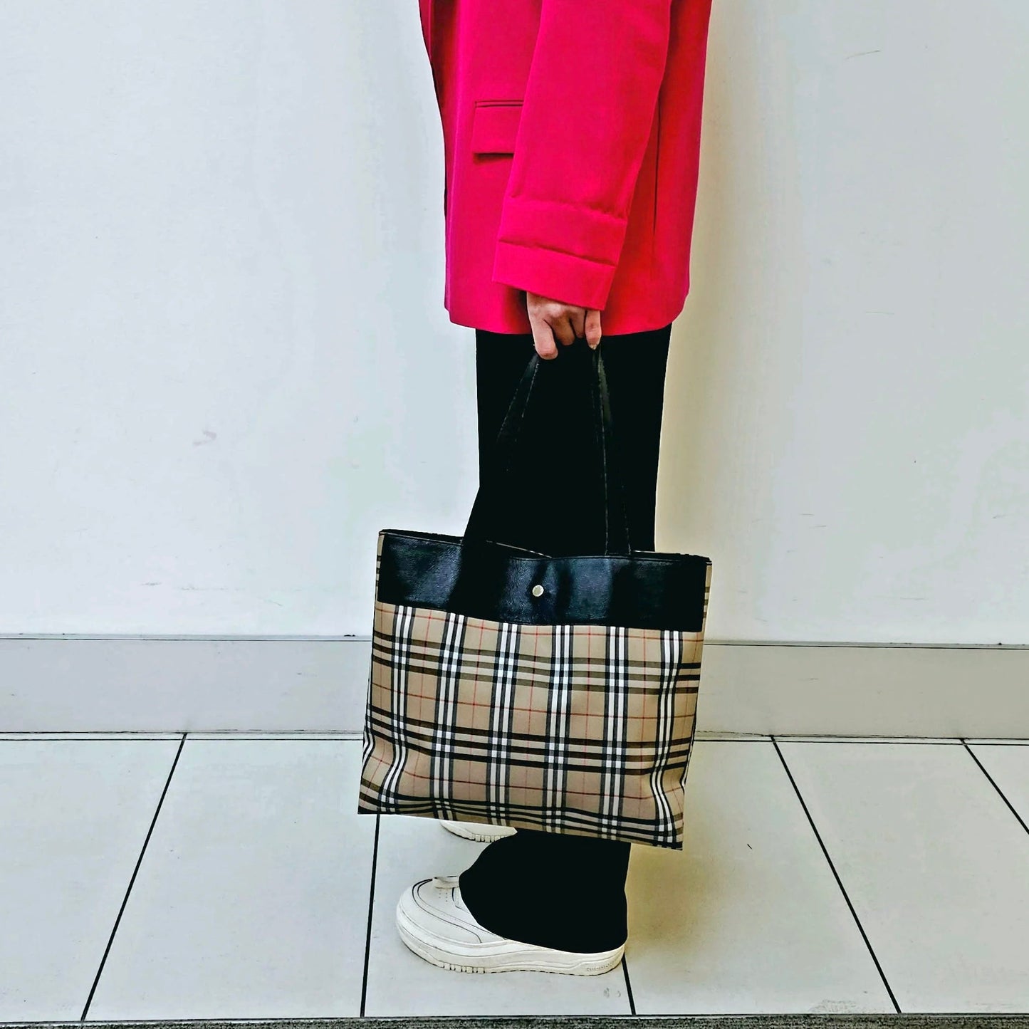 Burberry Classic Tote Bag TWS