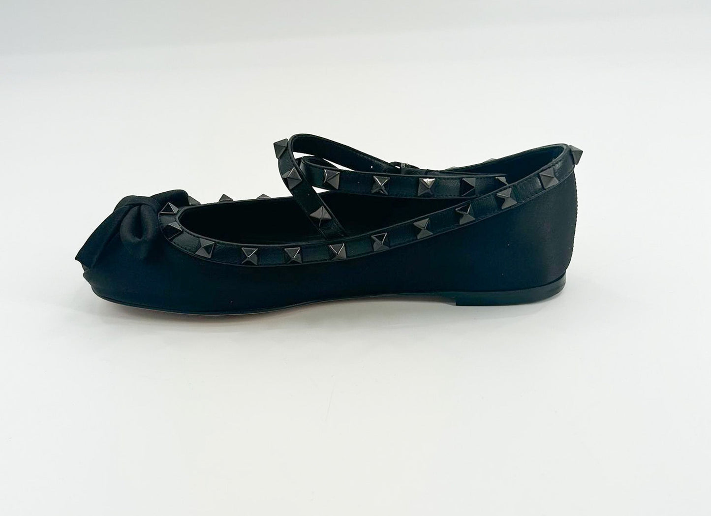 Valentino Garavani Rockstud Bow Detailed Ballerina Shoes